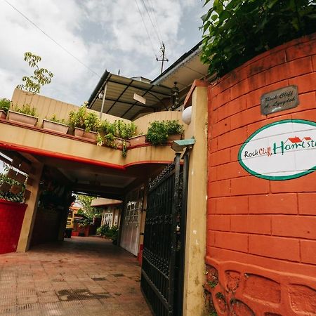 Rock Cliff Home Stay Шиллонг Екстер'єр фото