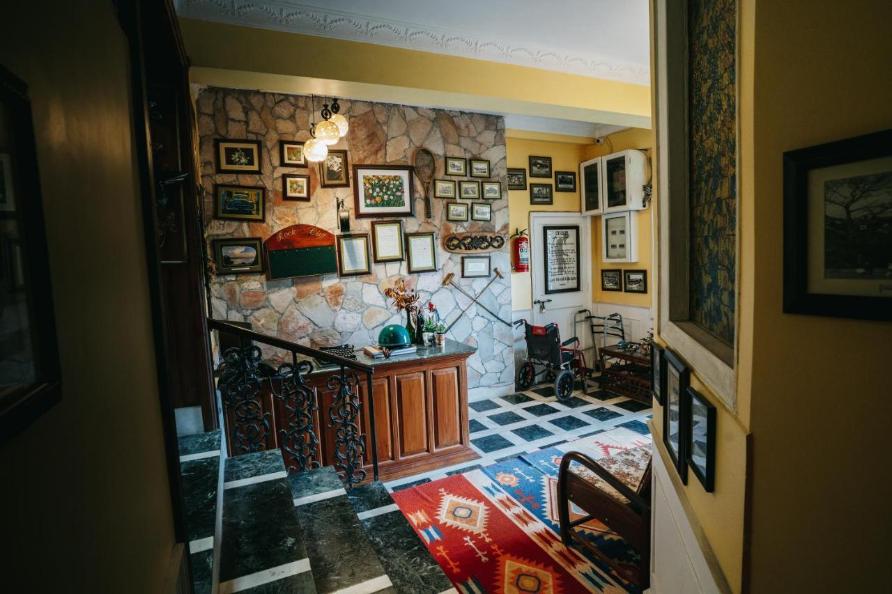Rock Cliff Home Stay Шиллонг Екстер'єр фото