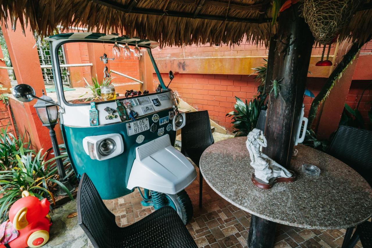 Rock Cliff Home Stay Шиллонг Екстер'єр фото