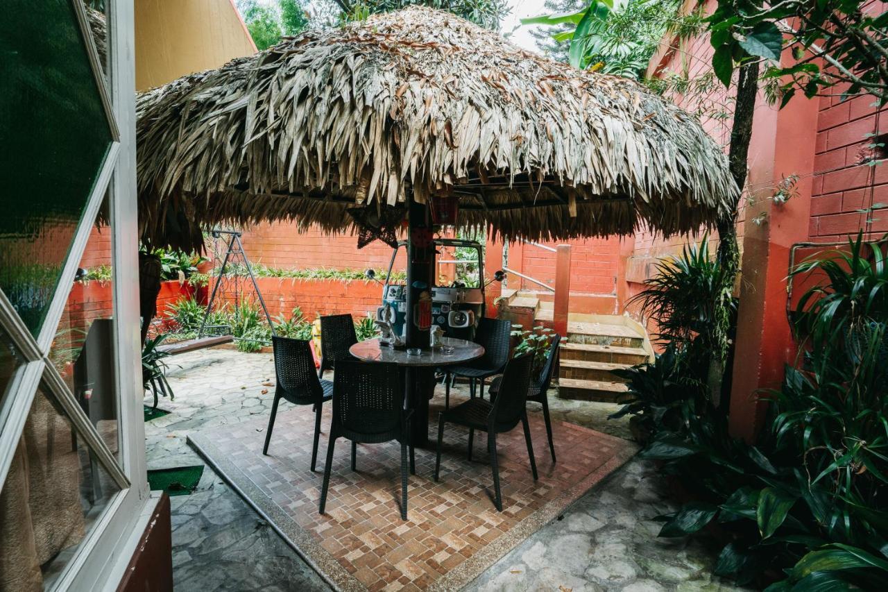 Rock Cliff Home Stay Шиллонг Екстер'єр фото