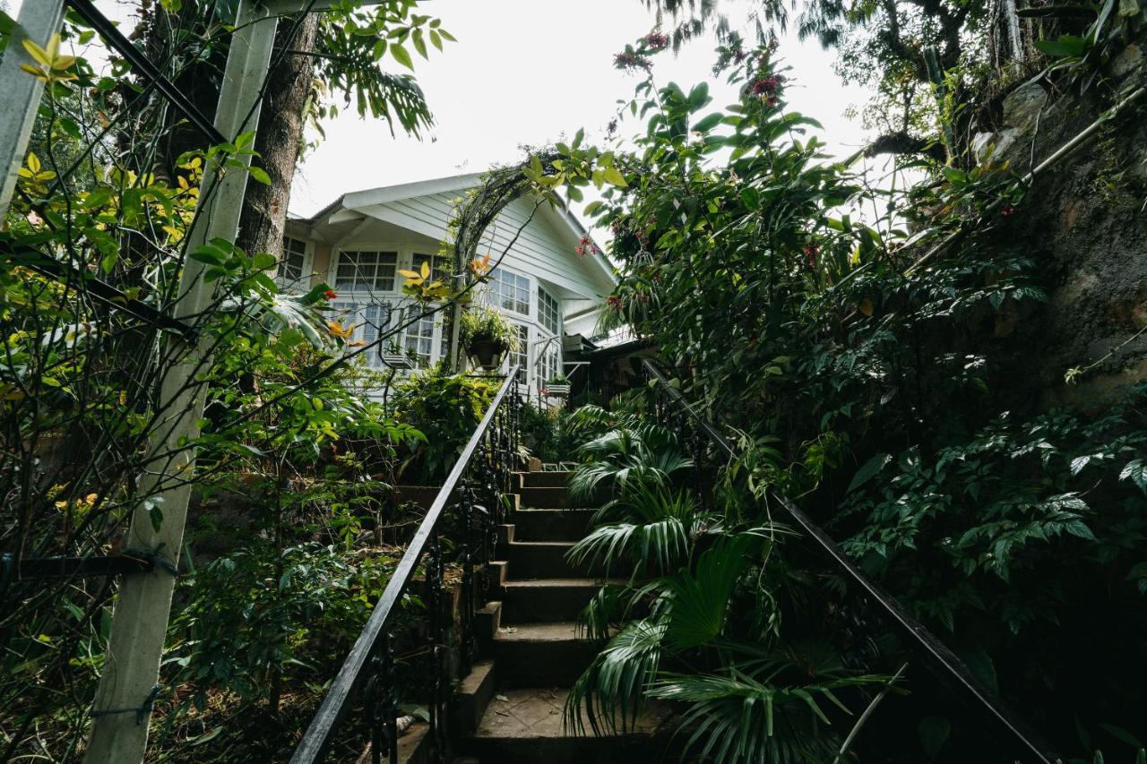 Rock Cliff Home Stay Шиллонг Екстер'єр фото