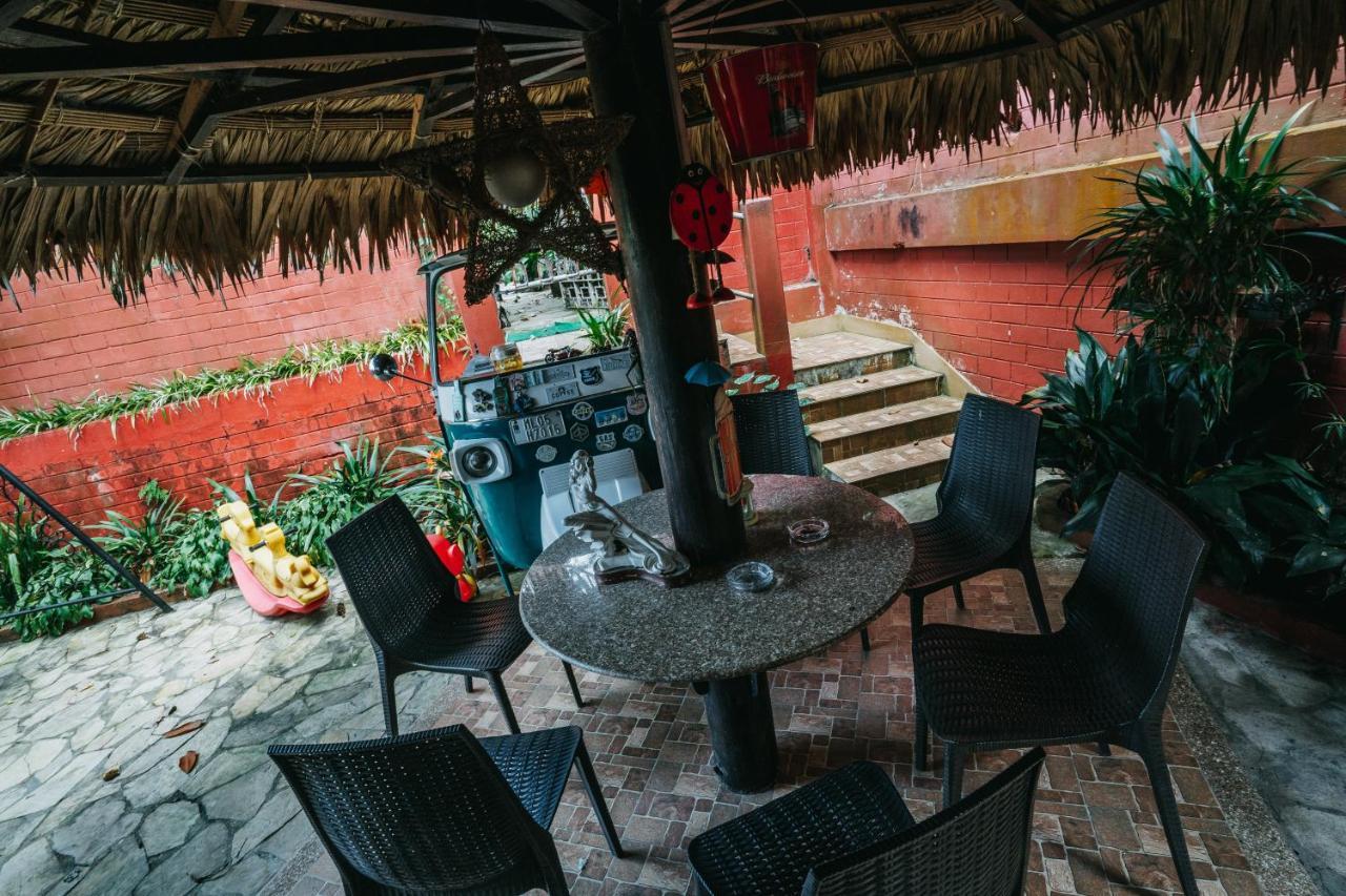 Rock Cliff Home Stay Шиллонг Екстер'єр фото