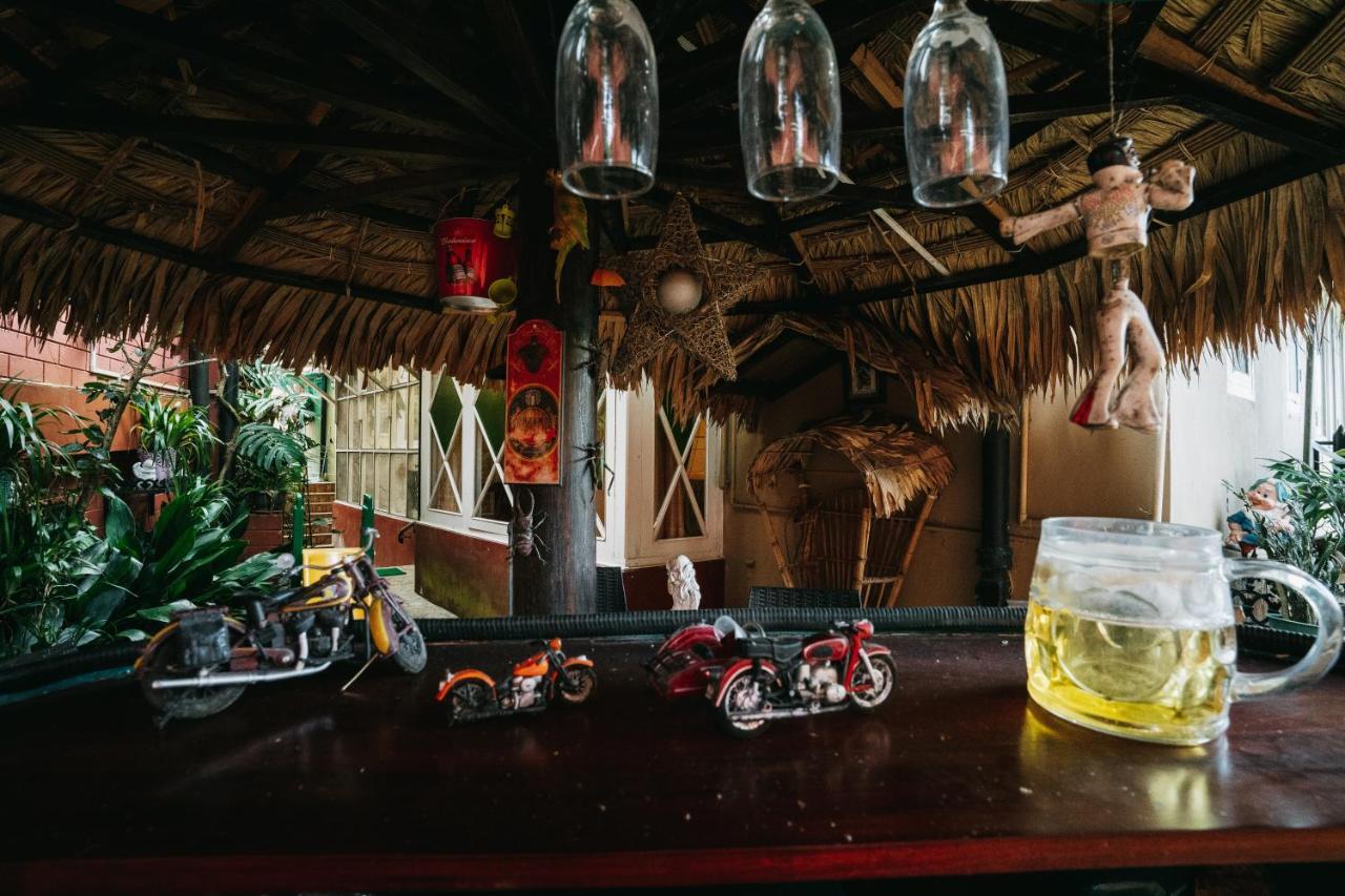 Rock Cliff Home Stay Шиллонг Екстер'єр фото